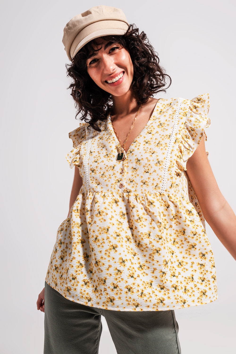 Blusa amarela com bordados e detalhes de rufos