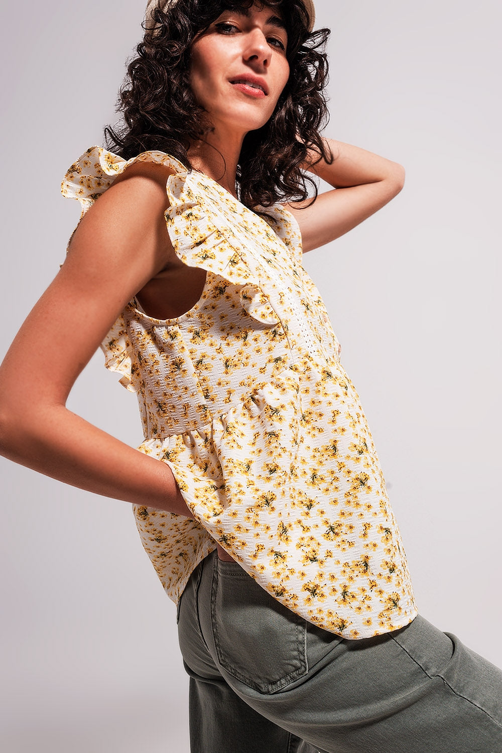 Blusa amarela com bordados e detalhes de rufos