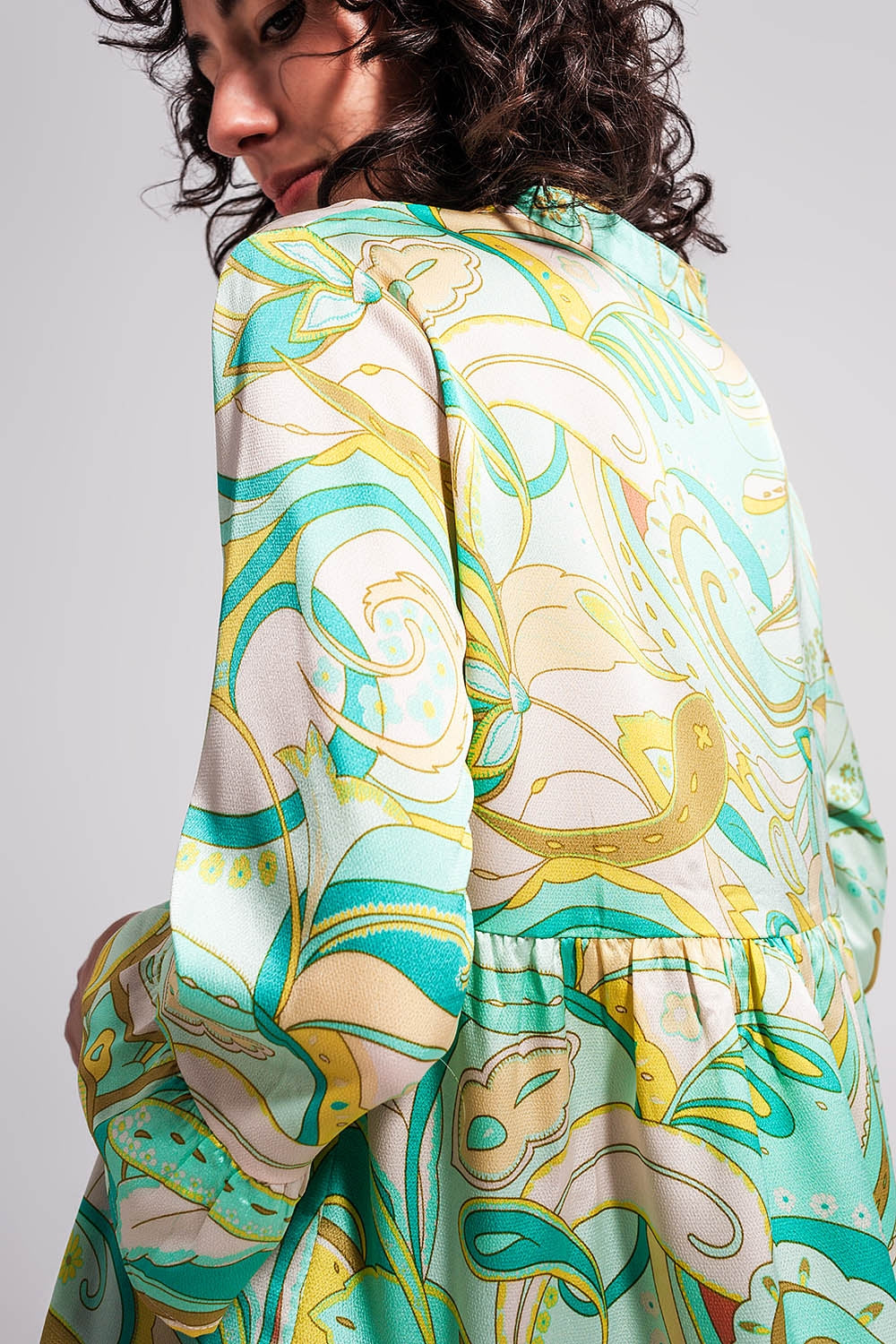 Vestido verde com corte largo e mangas de três quartos de comprimento