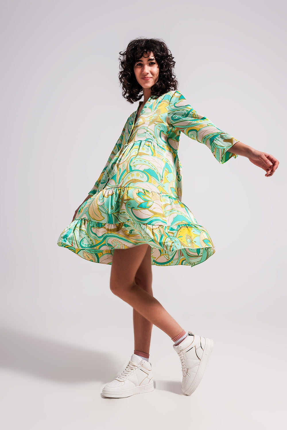 Vestido verde com corte largo e mangas de três quartos de comprimento