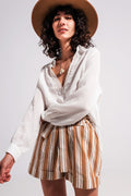 Blusa de cor creme com detalhes de decote em V e renda
