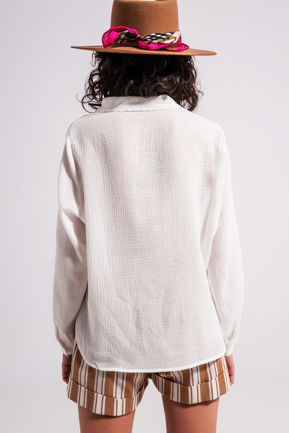 Blusa de cor creme com detalhes de decote em V e renda
