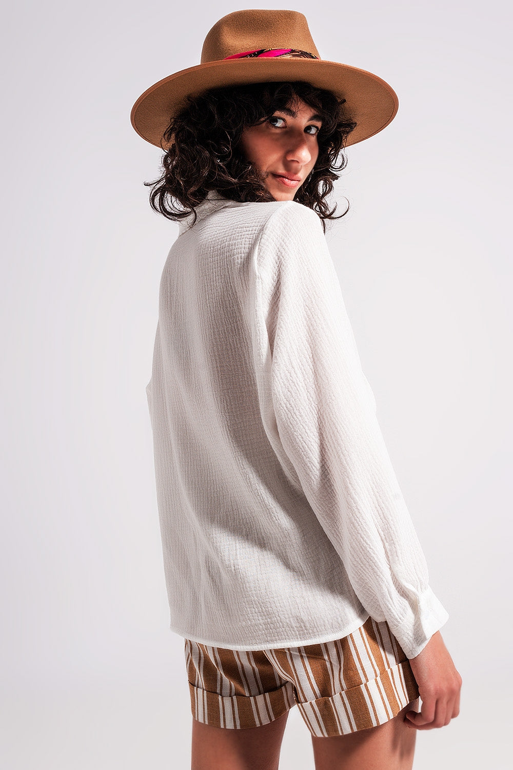 Blusa de cor creme com detalhes de decote em V e renda