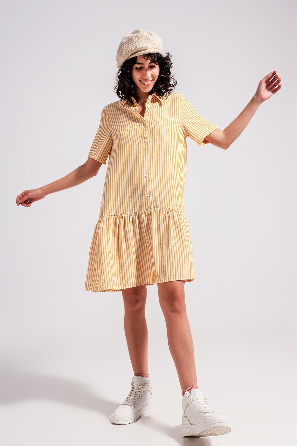 Vestido curto listrado amarelo e branco com corte largo