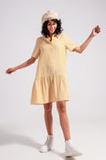 Vestido curto listrado amarelo e branco com corte largo