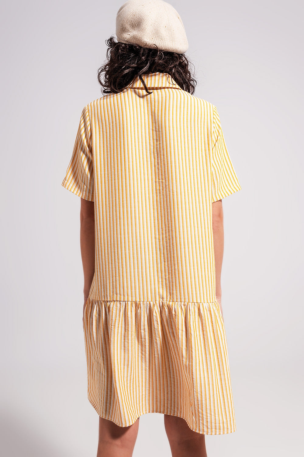 Vestido curto listrado amarelo e branco com corte largo