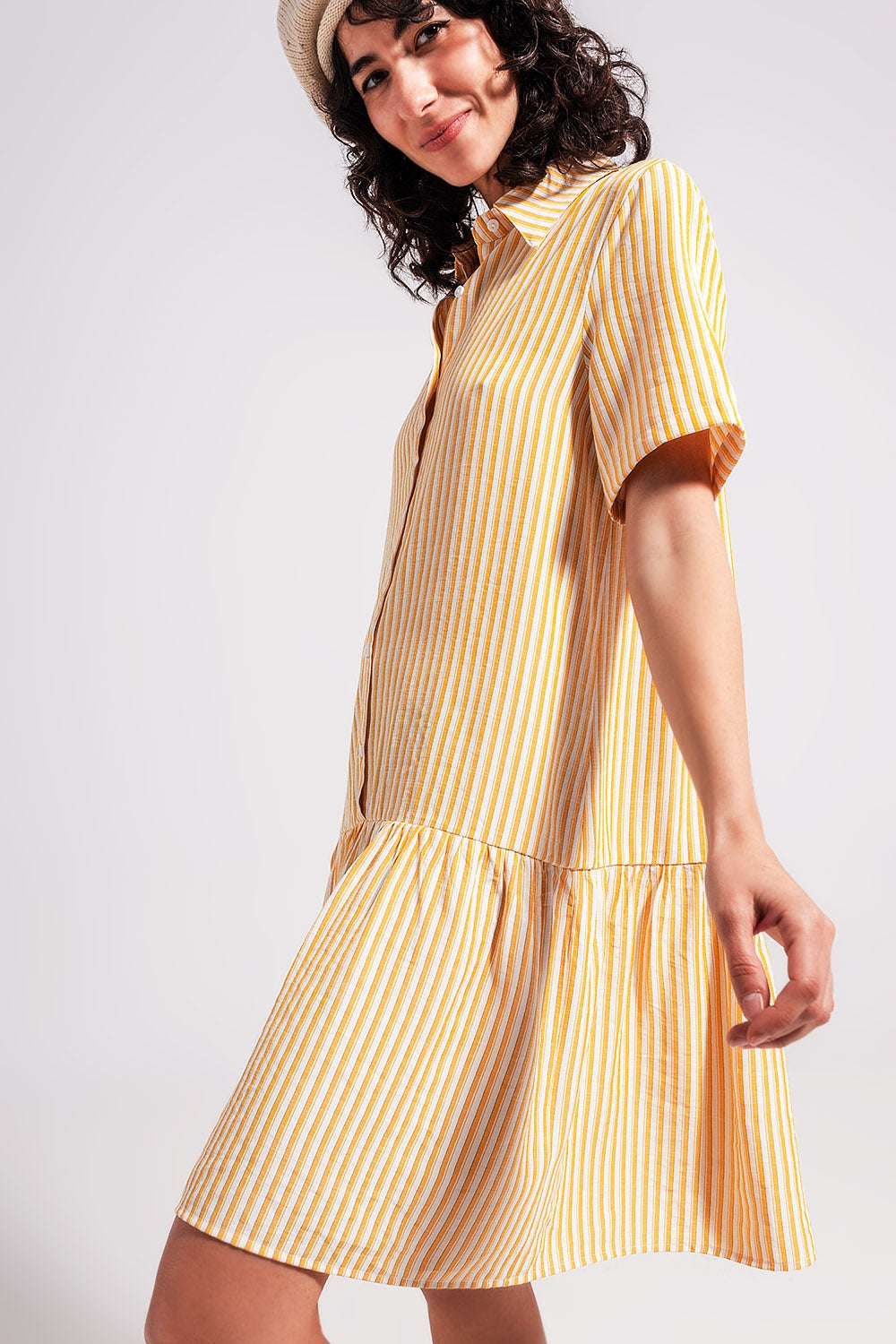 Vestido curto listrado amarelo e branco com corte largo
