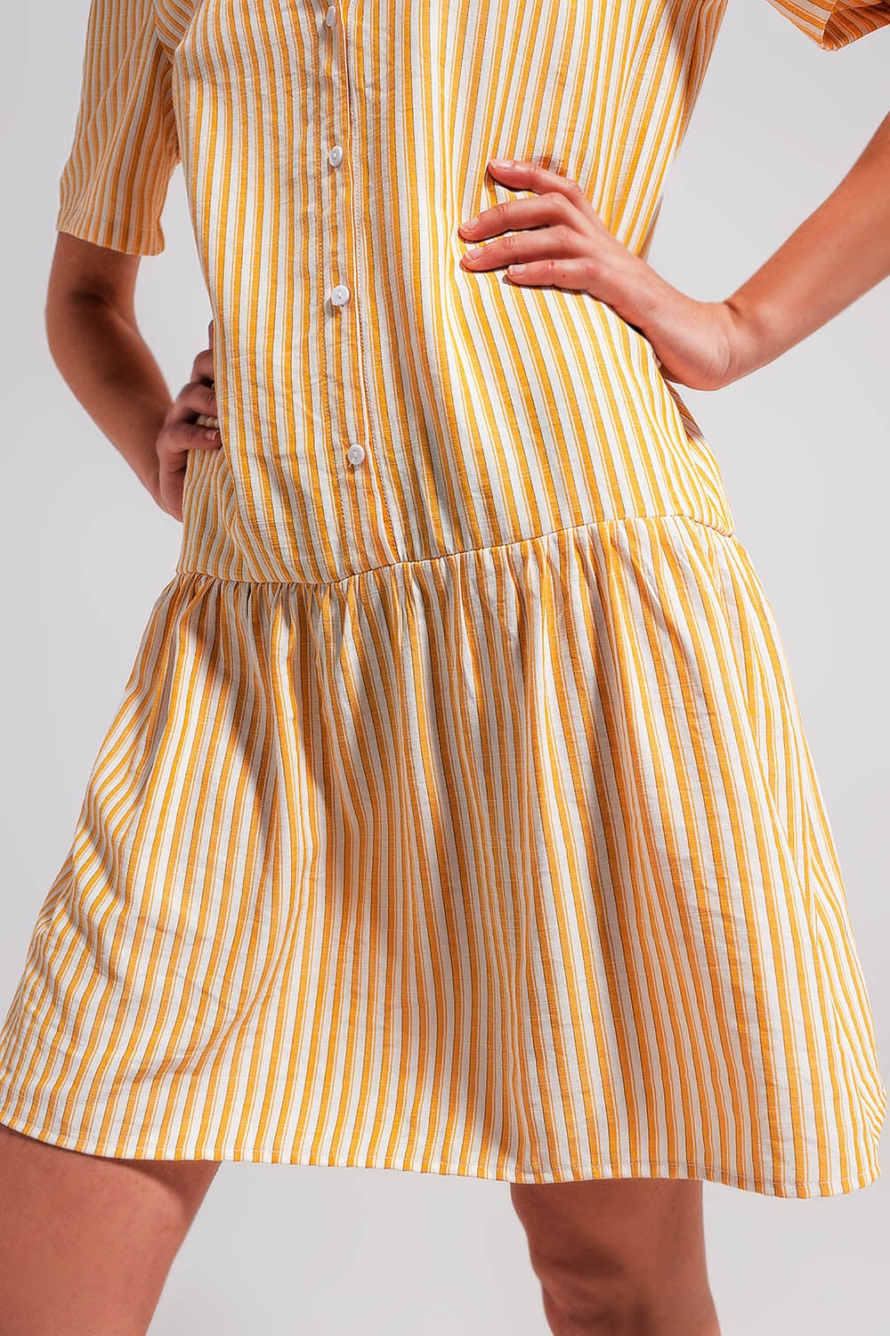 Vestido curto listrado amarelo e branco com corte largo