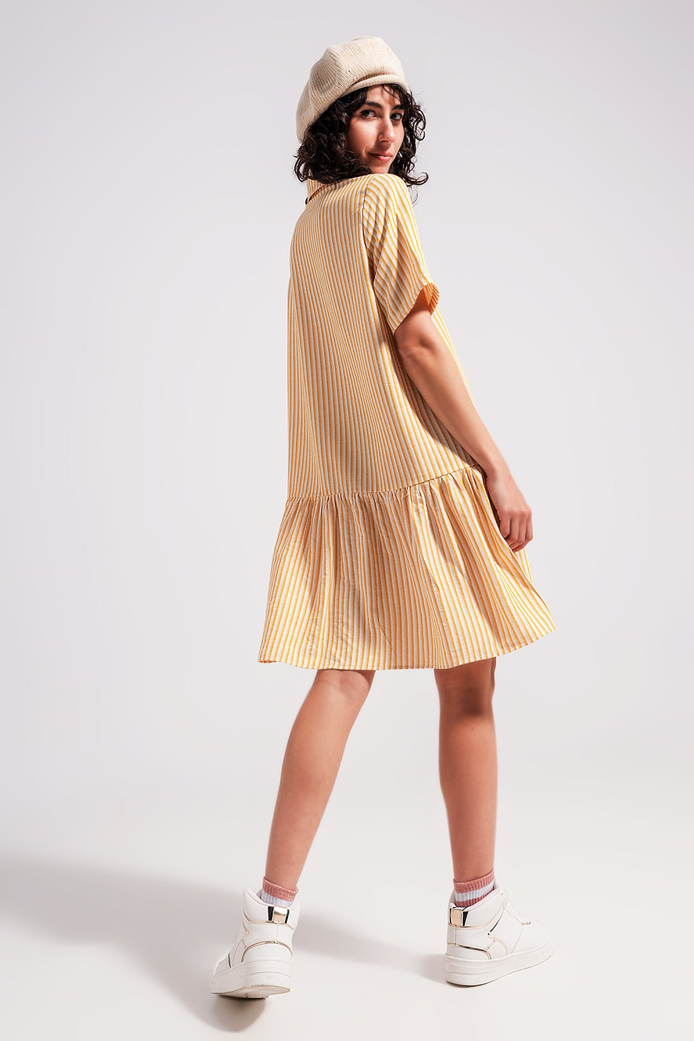 Vestido curto listrado amarelo e branco com corte largo
