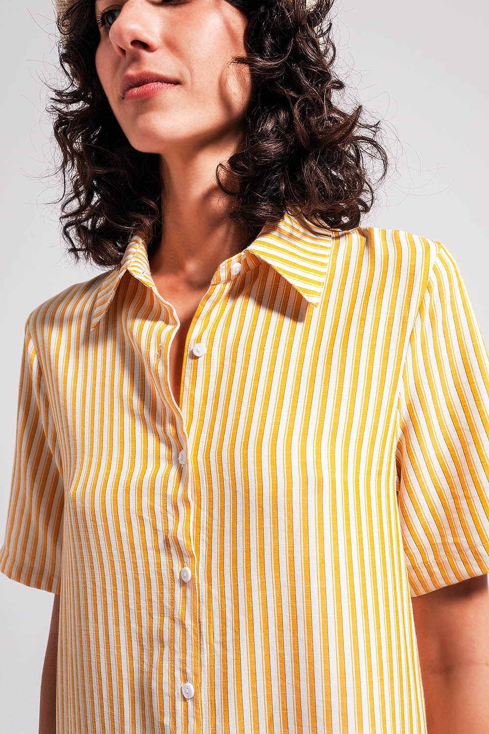 Vestido curto listrado amarelo e branco com corte largo