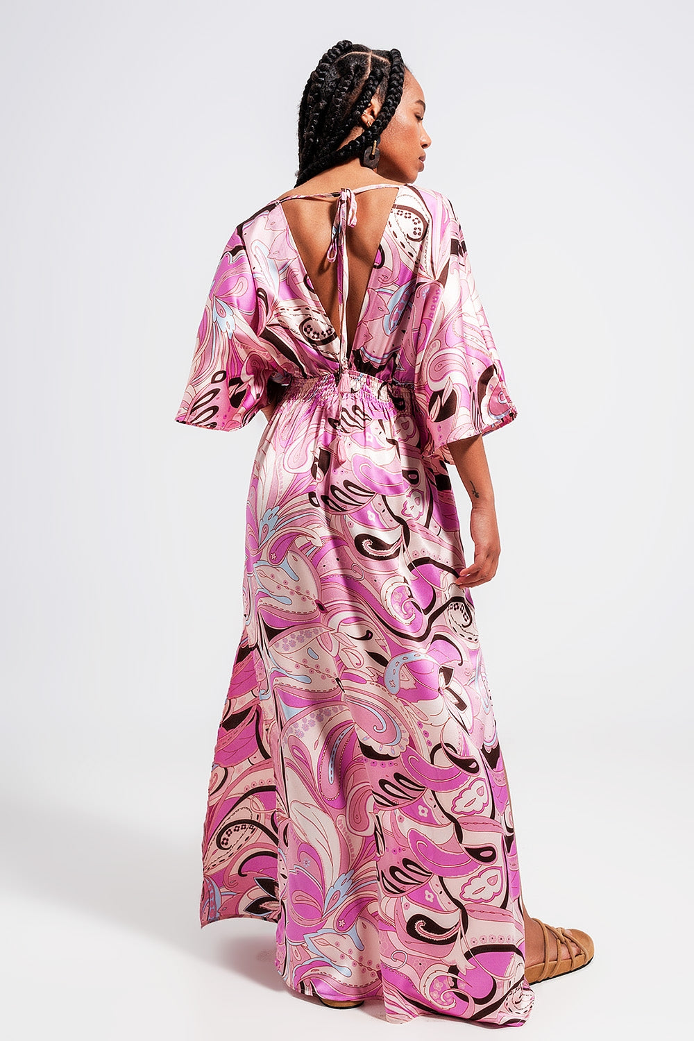Vestido midi cor de rosa com detalhes de alisamento na cintura e lacagem nas costas