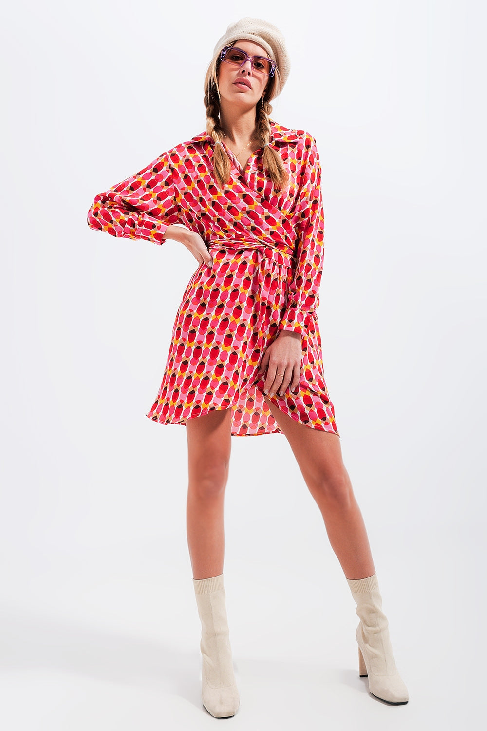 Mini vestido com laço na cintura e botões na frente vermelho