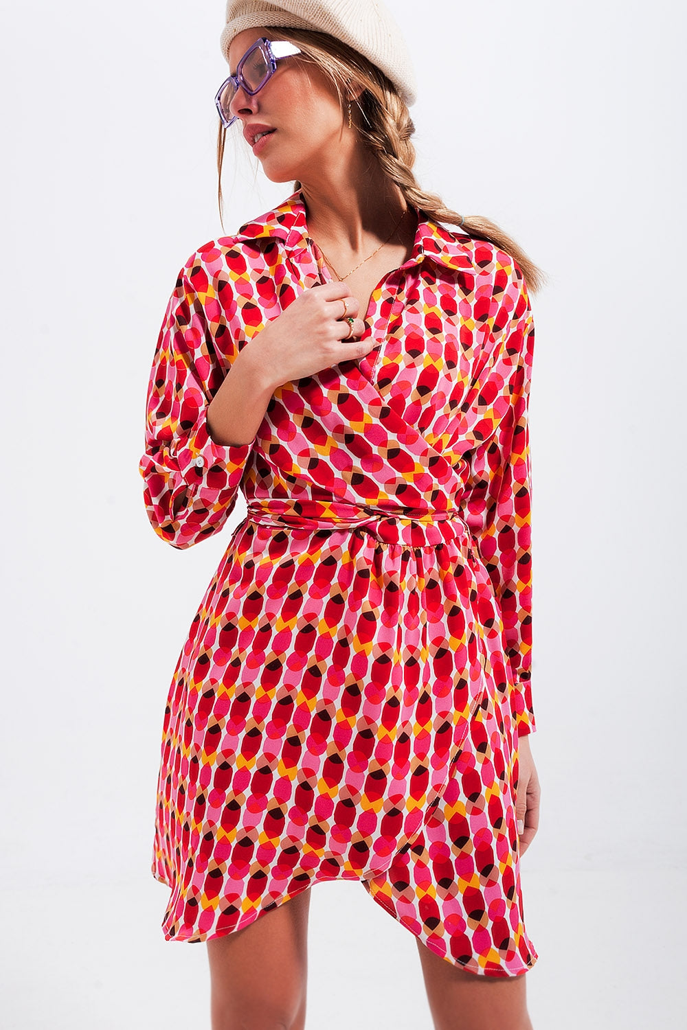 Mini vestido com laço na cintura e botões na frente vermelho