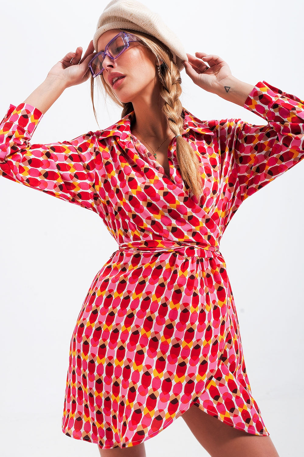 Mini vestido com laço na cintura e botões na frente vermelho