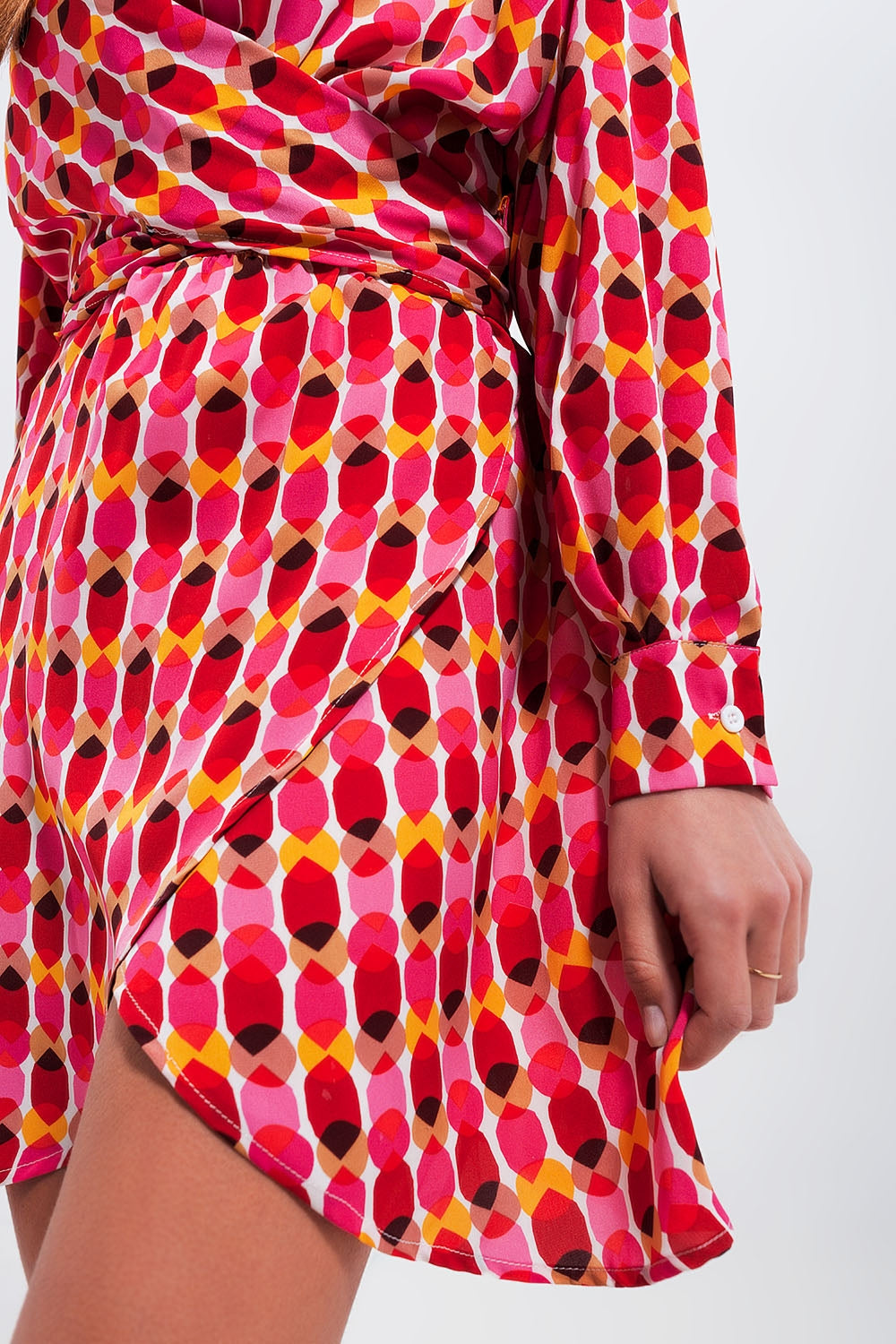 Mini vestido com laço na cintura e botões na frente vermelho
