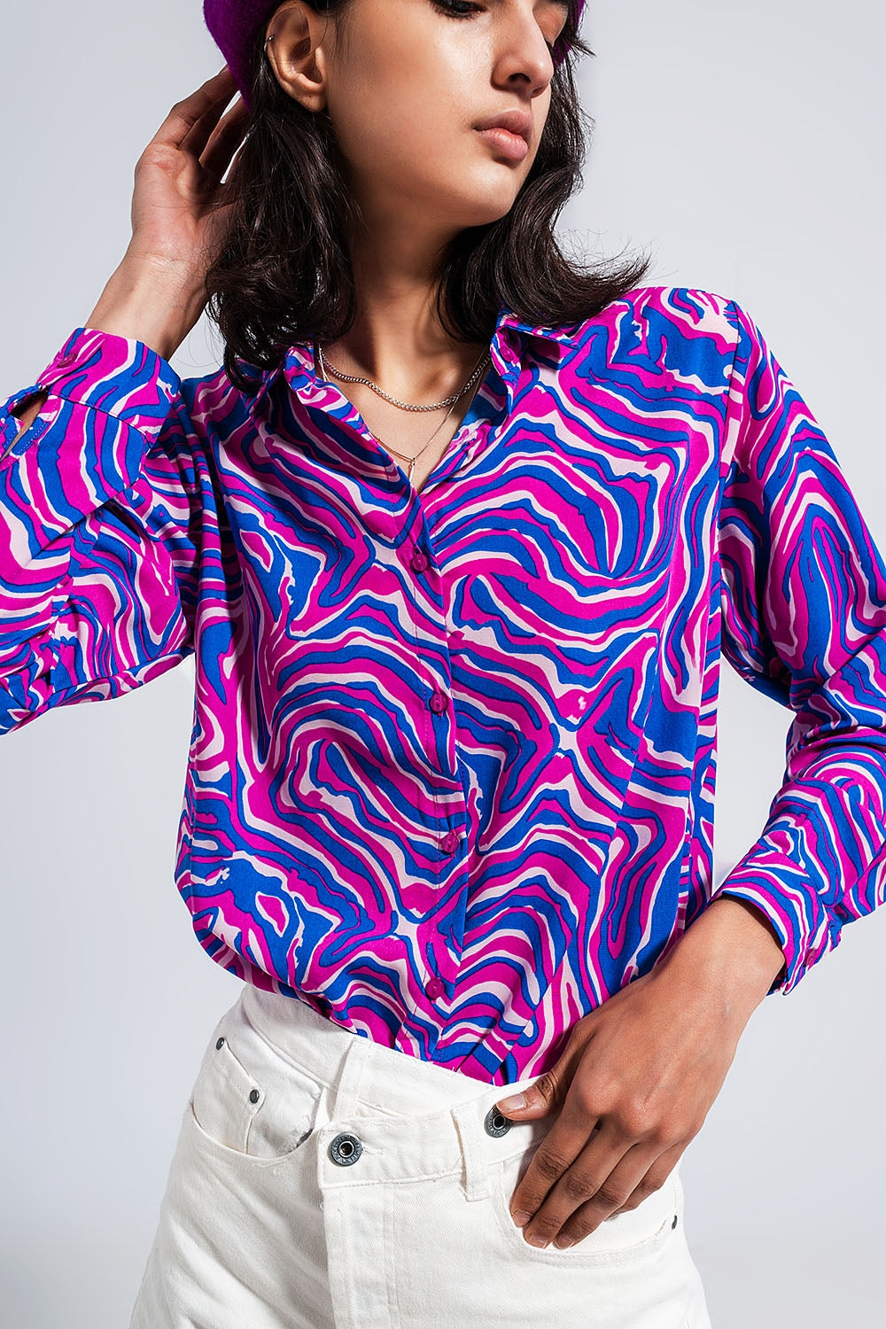 Camisa fluida em tons luminosos com impressão abstracta púrpura