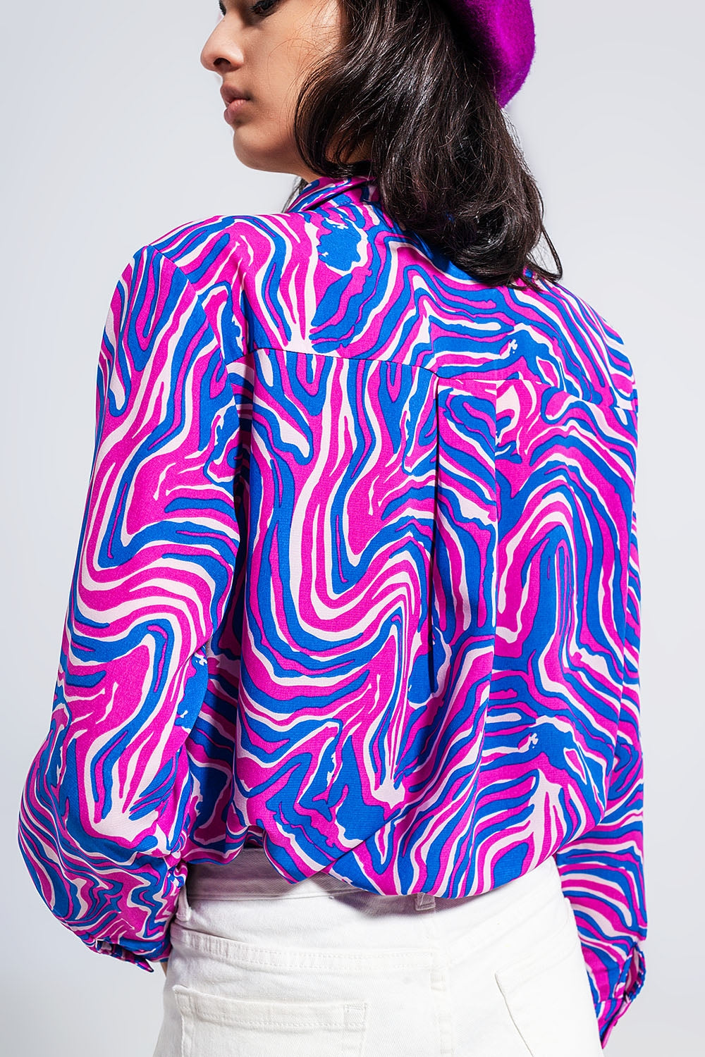 Camisa fluida em tons luminosos com impressão abstracta púrpura