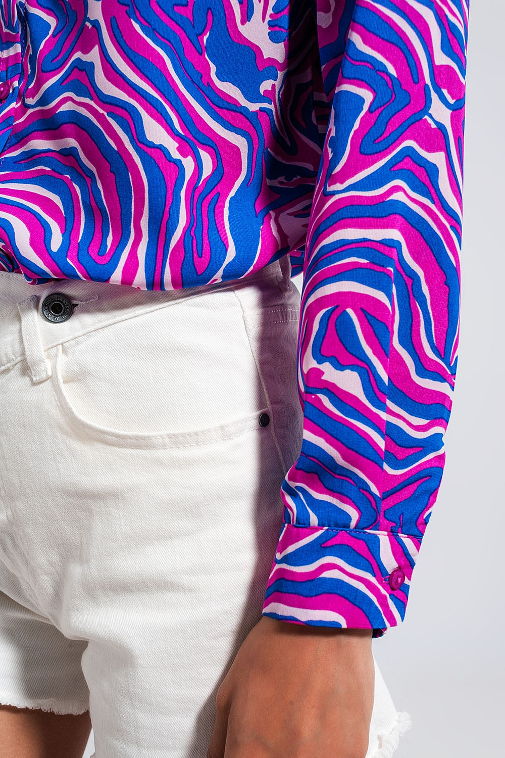 Camisa fluida em tons luminosos com impressão abstracta púrpura
