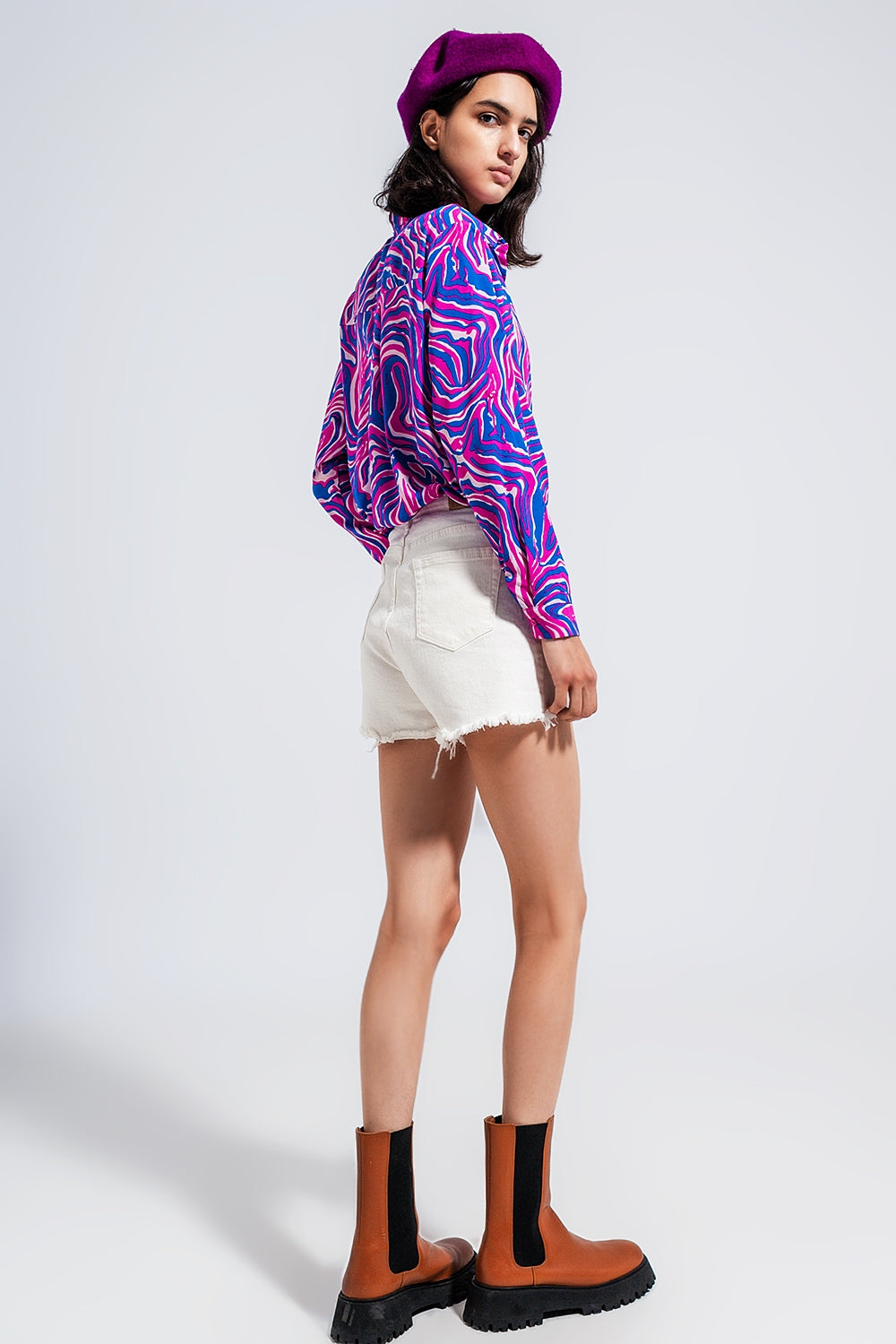 Camisa fluida em tons luminosos com impressão abstracta púrpura