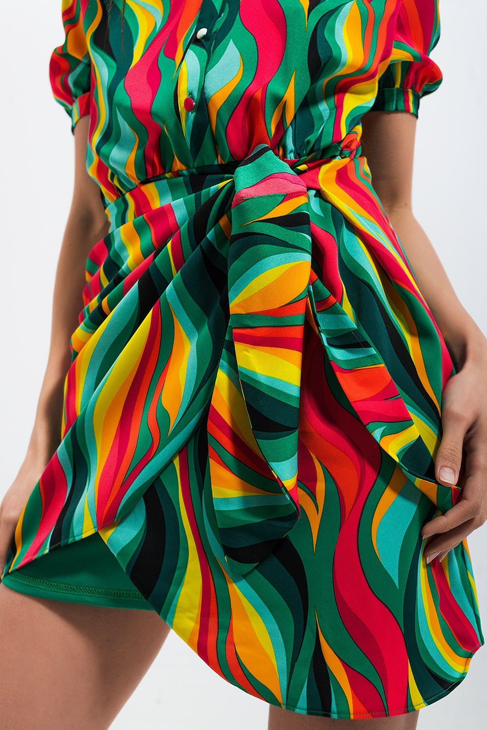 Mini vestido de camisa com sobreposição e estampado de redemoinho verde
