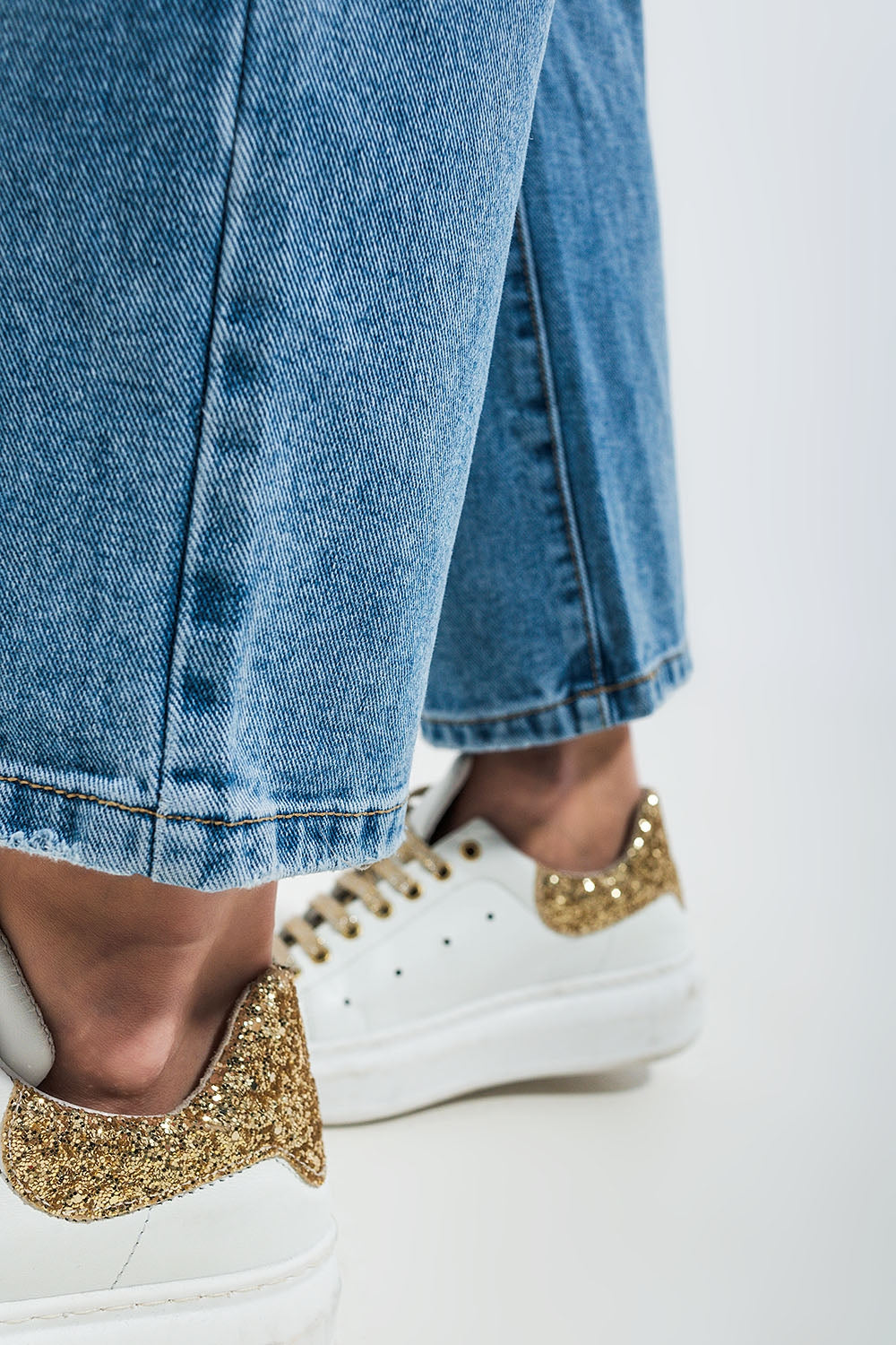 Calças de ganga de cintura alta e perna direita com impressão de coração no meio da lavagem