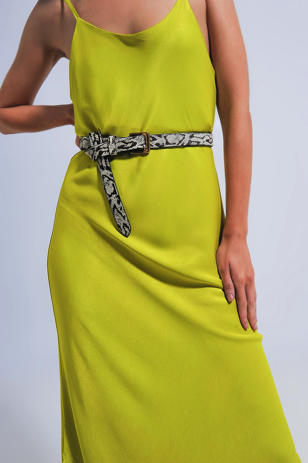 Vestido midi de lingerie verde com alças finas de cetim