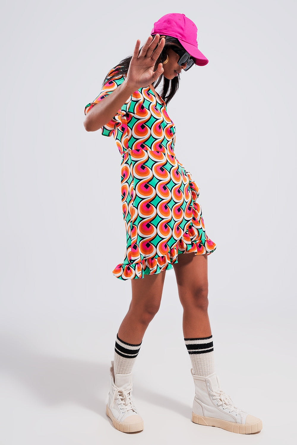 Vestido curto em cruz laranja com rufos na bainha e estampa estilo dos anos 70