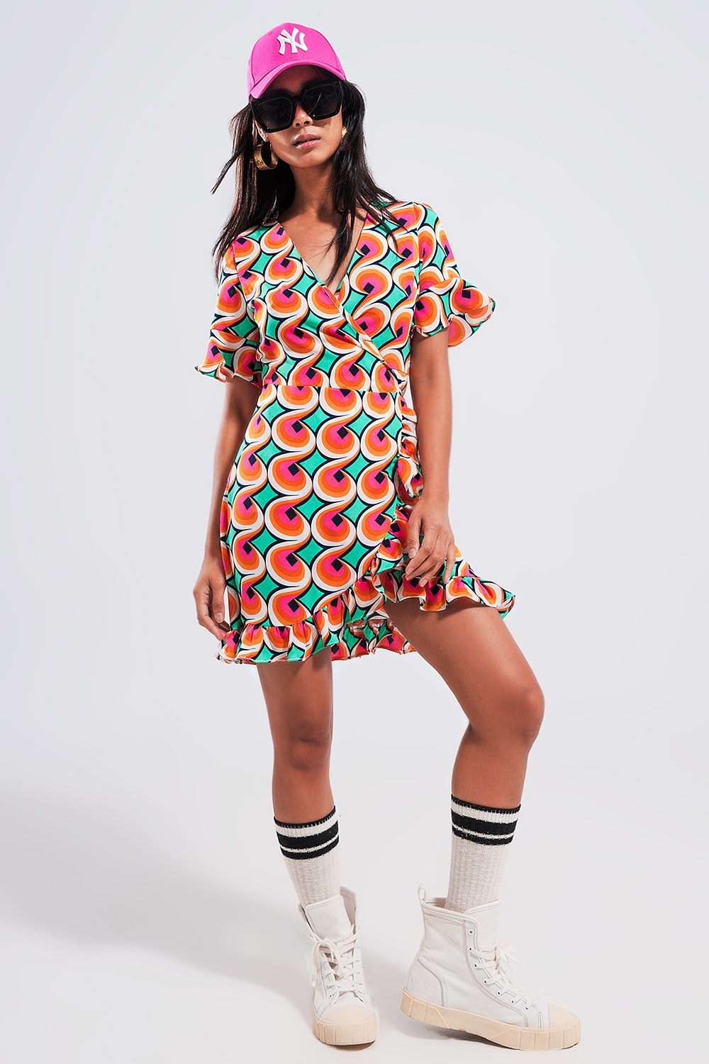 Vestido curto em cruz laranja com rufos na bainha e estampa estilo dos anos 70