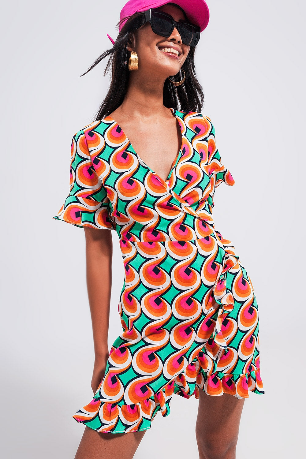 Vestido curto em cruz laranja com rufos na bainha e estampa estilo dos anos 70