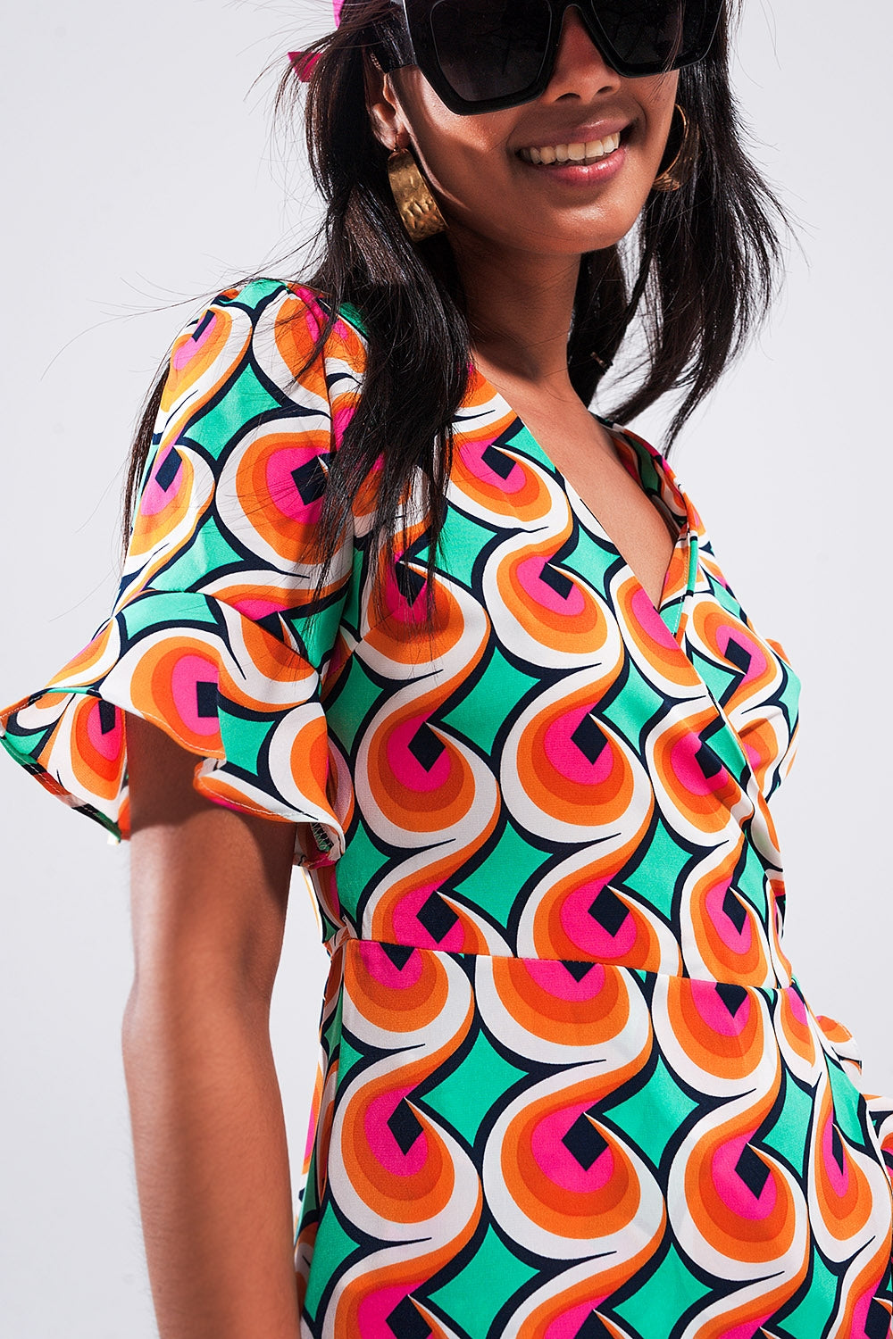 Vestido curto em cruz laranja com rufos na bainha e estampa estilo dos anos 70