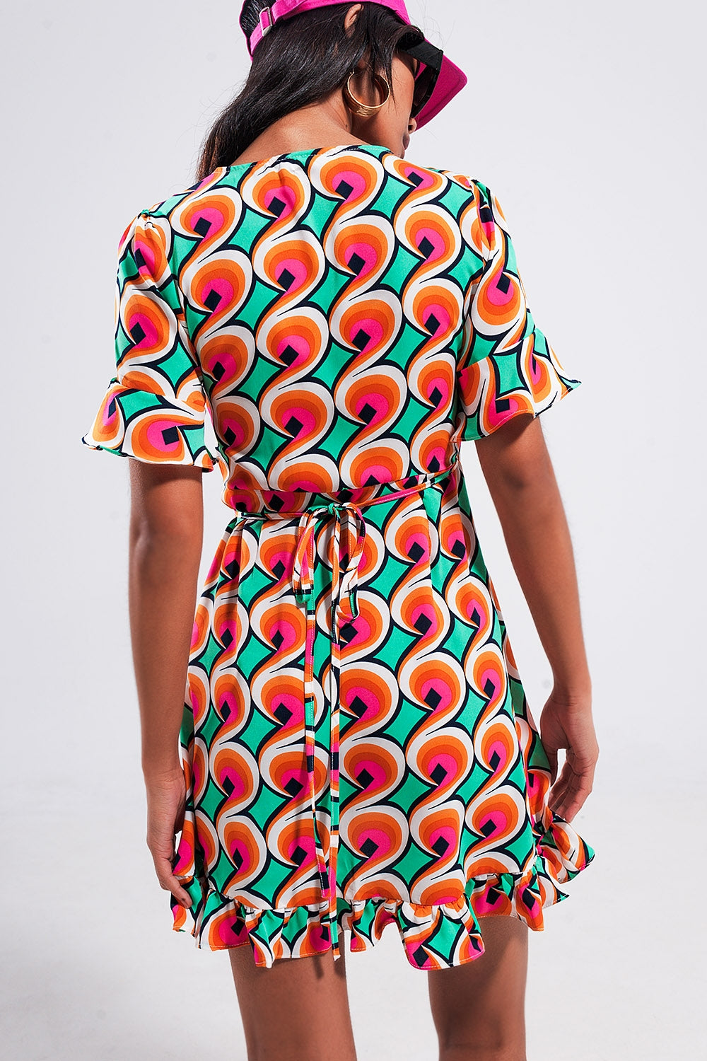 Vestido curto em cruz laranja com rufos na bainha e estampa estilo dos anos 70