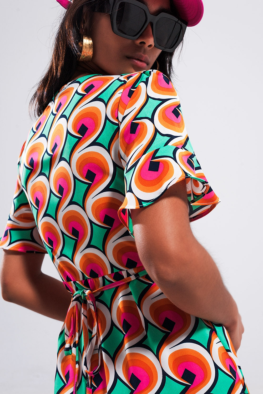 Vestido curto em cruz laranja com rufos na bainha e estampa estilo dos anos 70