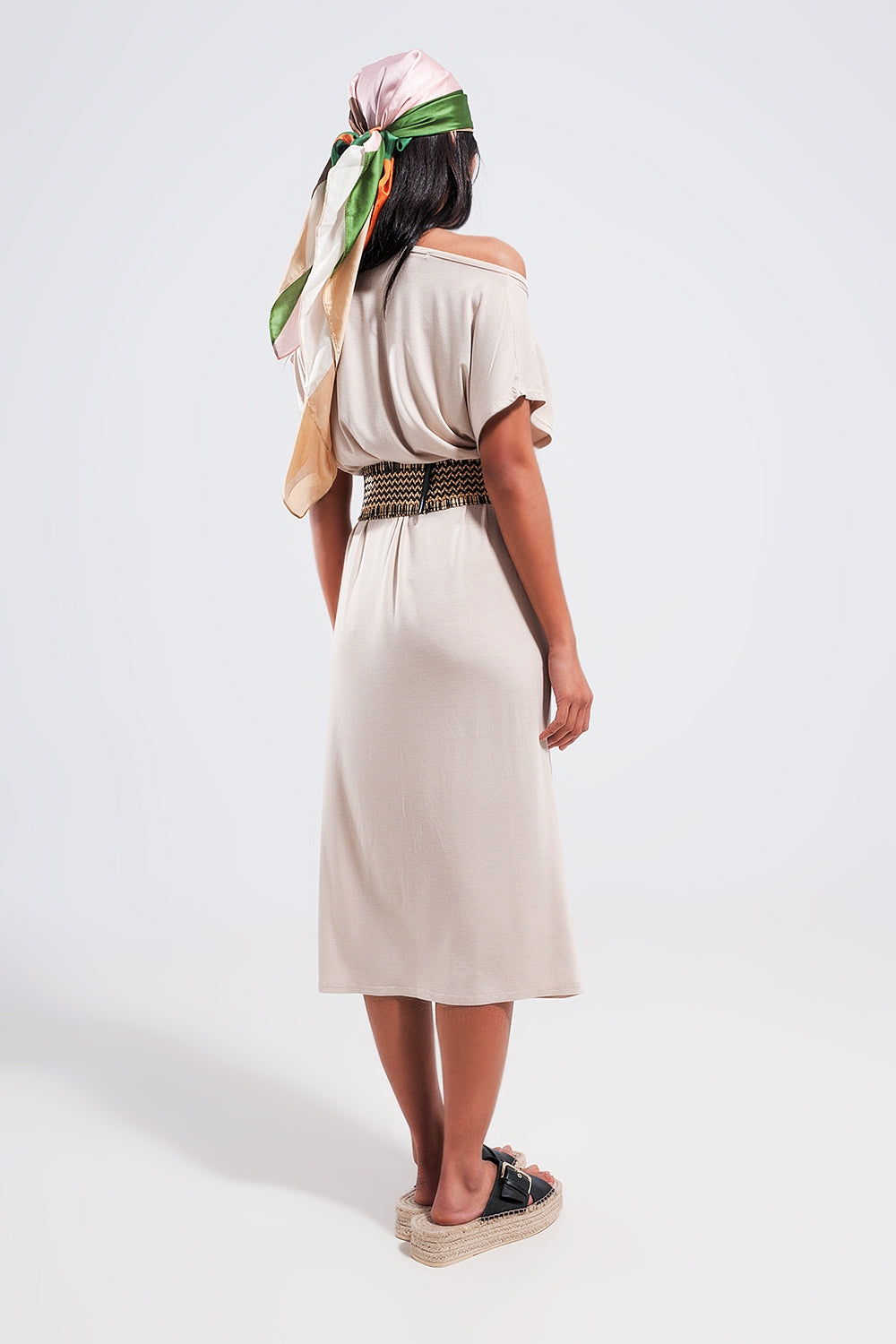 Vestido midi bege com detalhe de anel