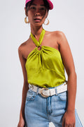 Topo de colarinho halter verde lima com detalhe de anel