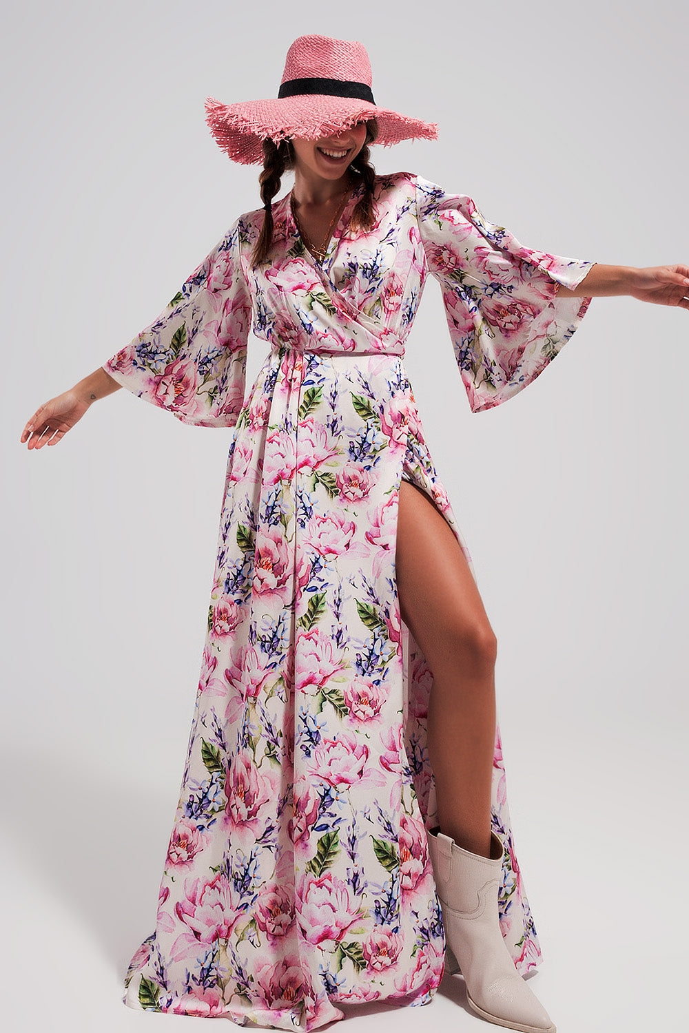Vestido comprido com mangas de flutter e estampado de flores rosa