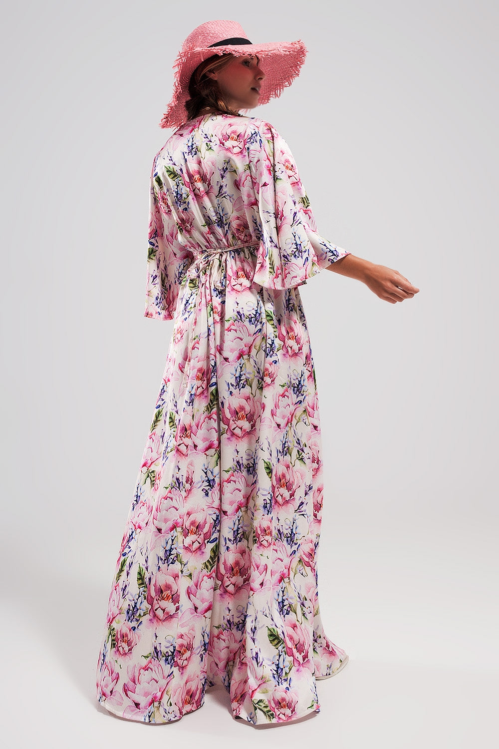 Vestido comprido com mangas de flutter e estampado de flores rosa