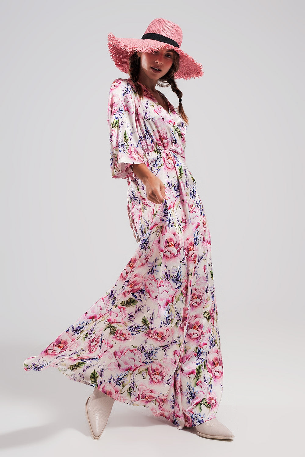 Vestido comprido com mangas de flutter e estampado de flores rosa