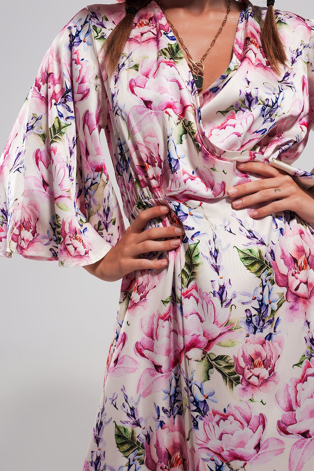 Vestido comprido com mangas de flutter e estampado de flores rosa