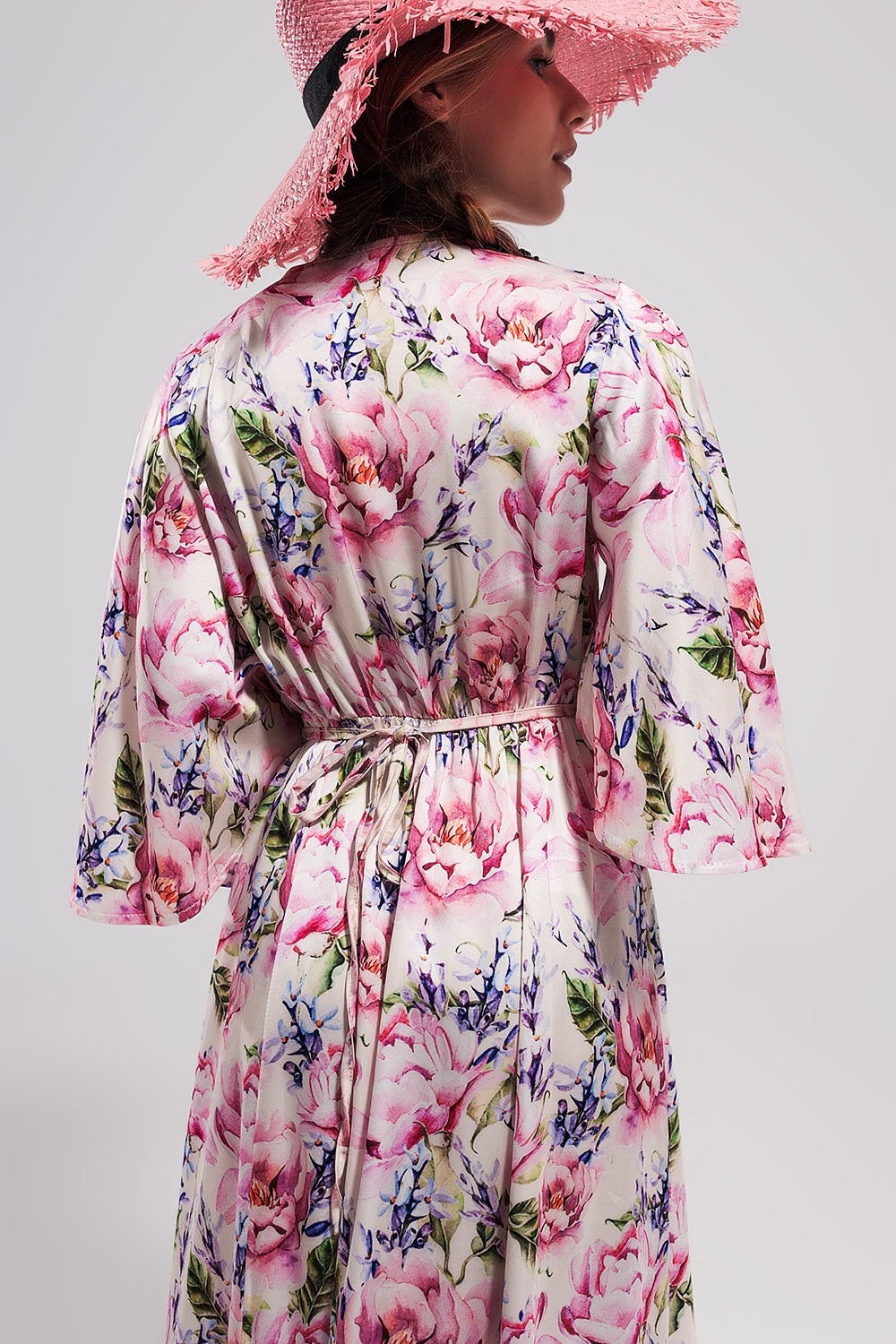 Vestido comprido com mangas de flutter e estampado de flores rosa