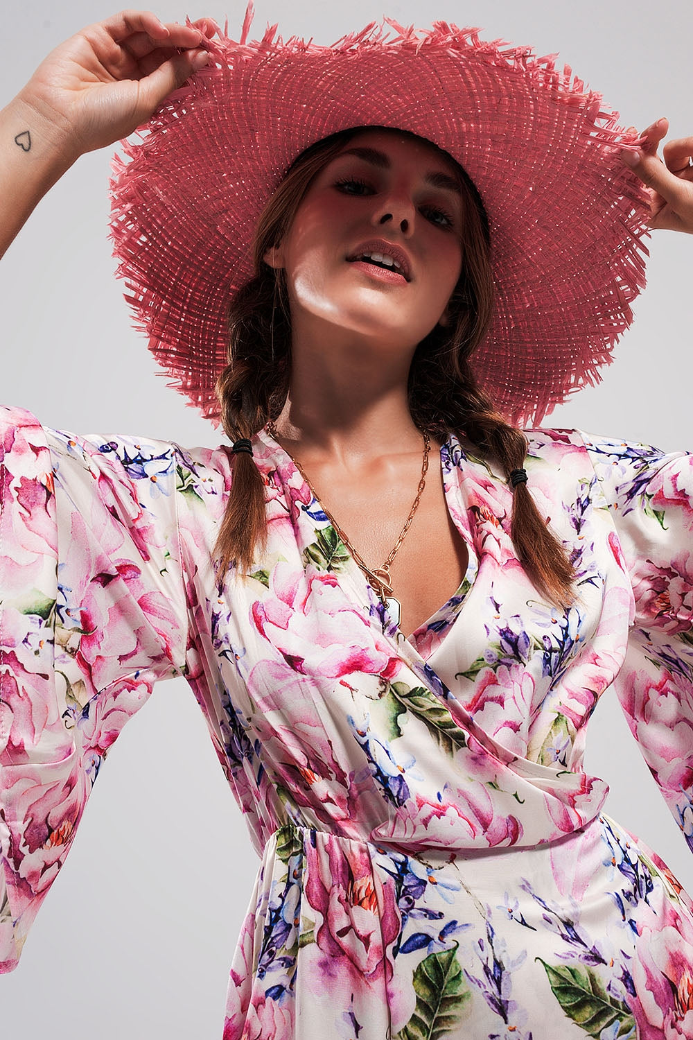 Vestido comprido com mangas de flutter e estampado de flores rosa
