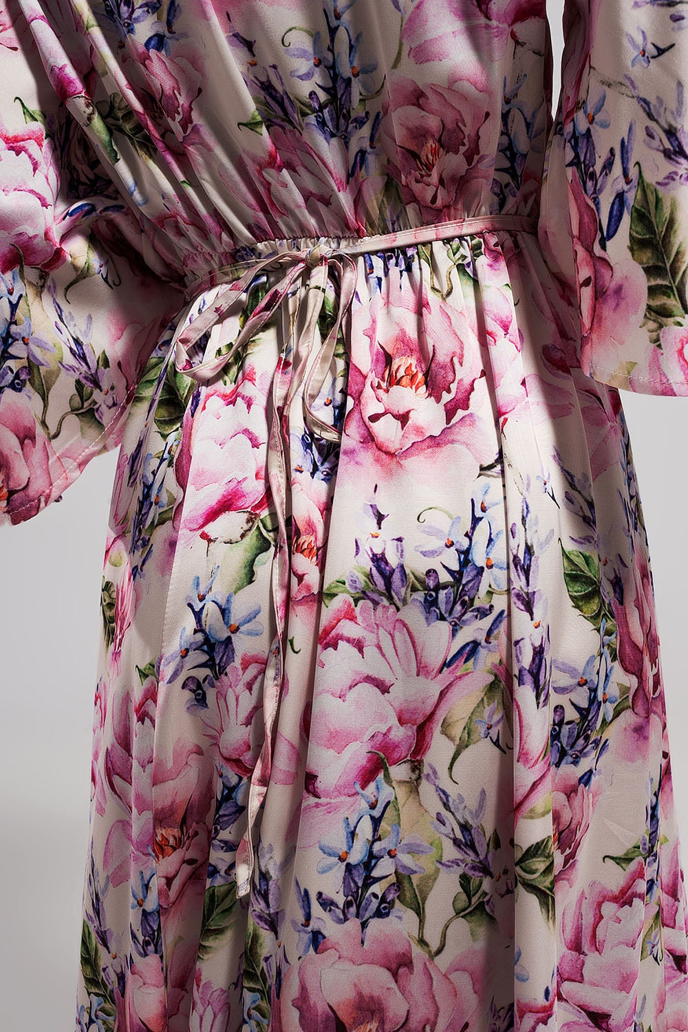 Vestido comprido com mangas de flutter e estampado de flores rosa