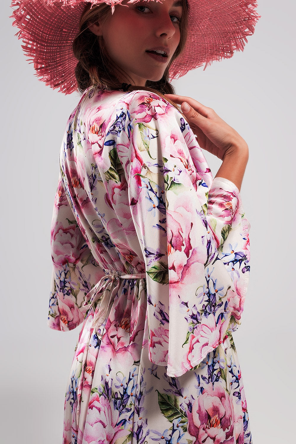 Vestido comprido com mangas de flutter e estampado de flores rosa