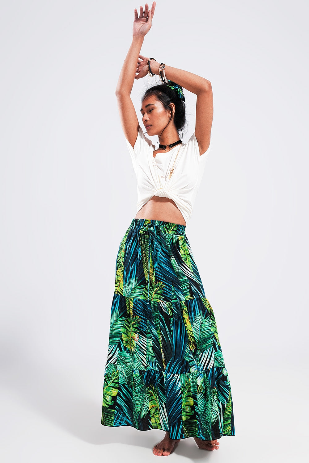 Saia longa em verde com estampas tropicais