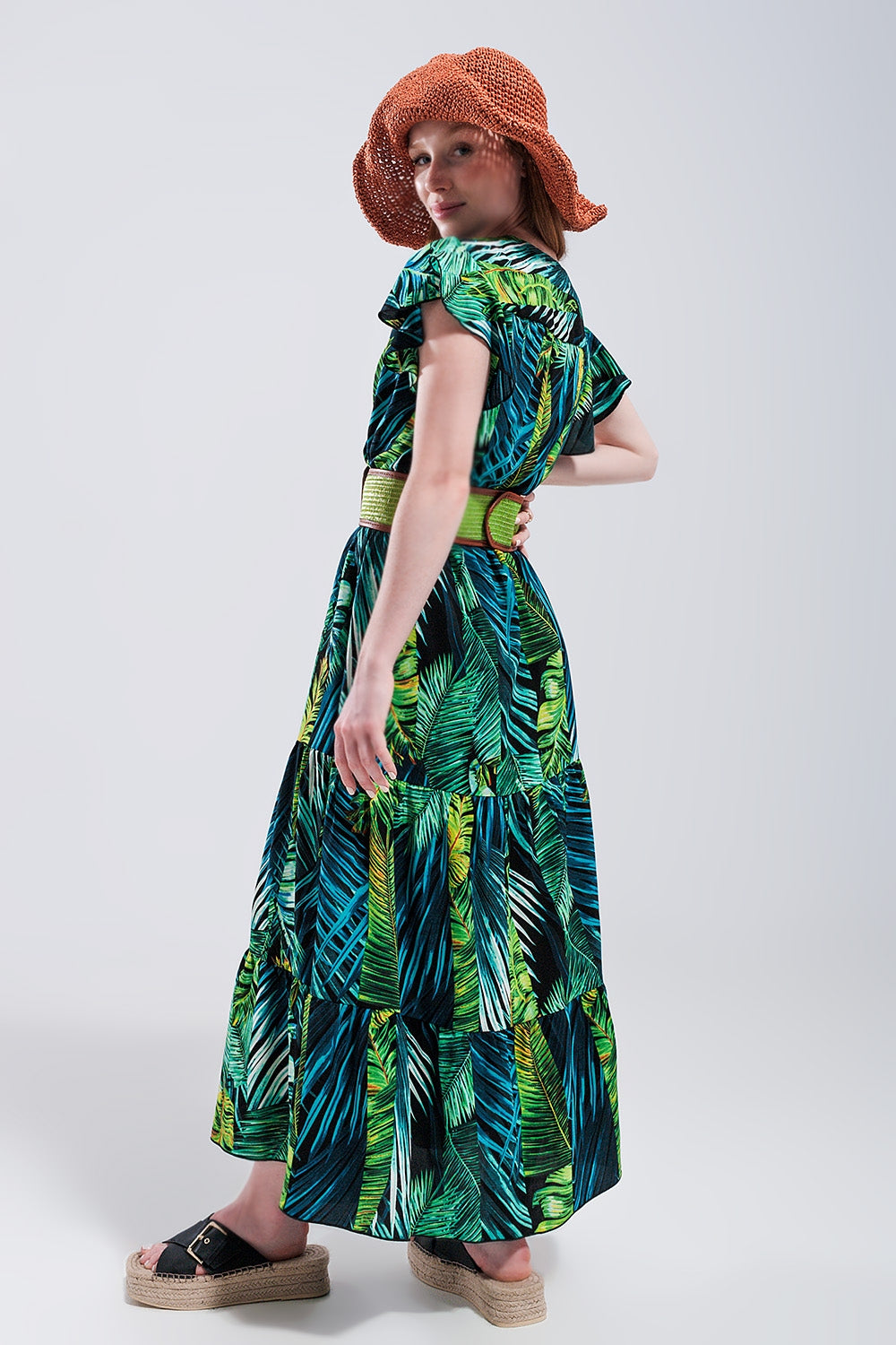 Vestido Midi com mangas curtas e saia em níveis com estampado tropical