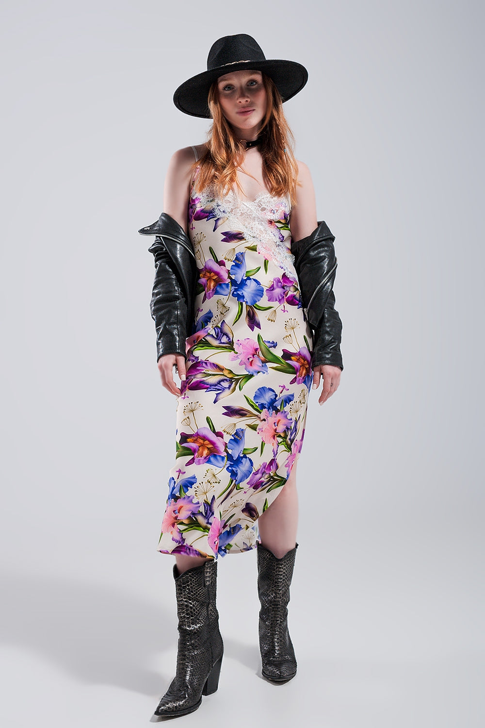Vestido de alças com estampas florais sortidas e desenho decotado em cetim bege