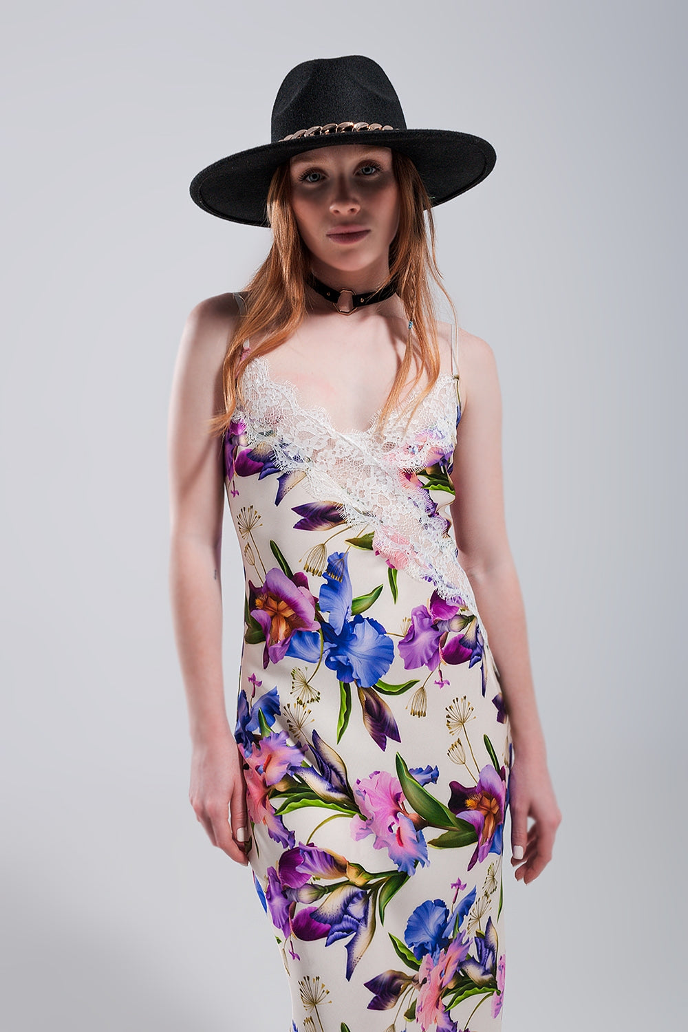 Vestido de alças com estampas florais sortidas e desenho decotado em cetim bege