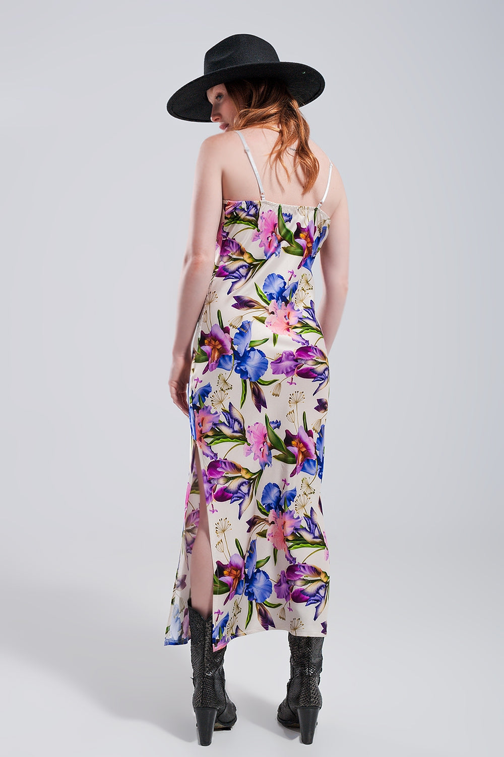 Vestido de alças com estampas florais sortidas e desenho decotado em cetim bege