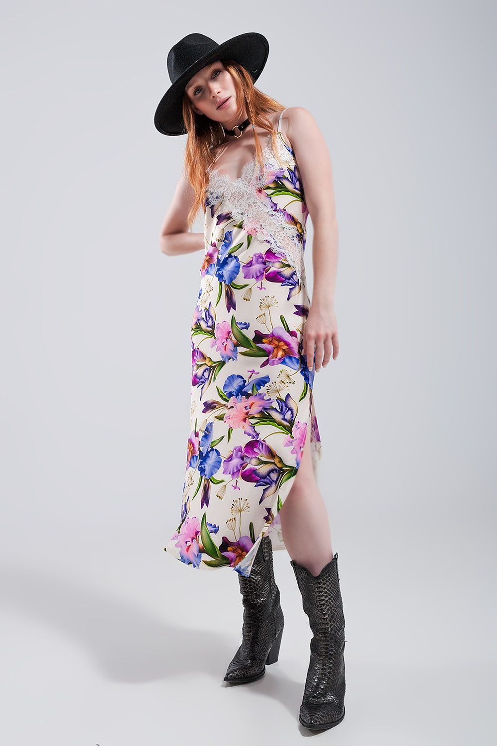 Vestido de alças com estampas florais sortidas e desenho decotado em cetim bege