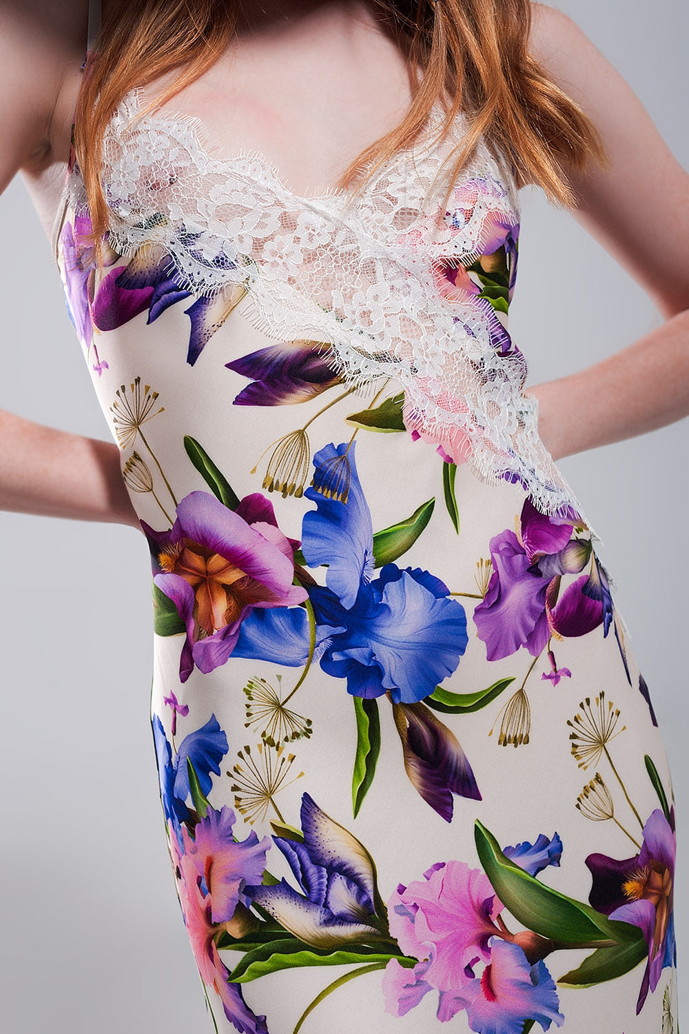 Vestido de alças com estampas florais sortidas e desenho decotado em cetim bege