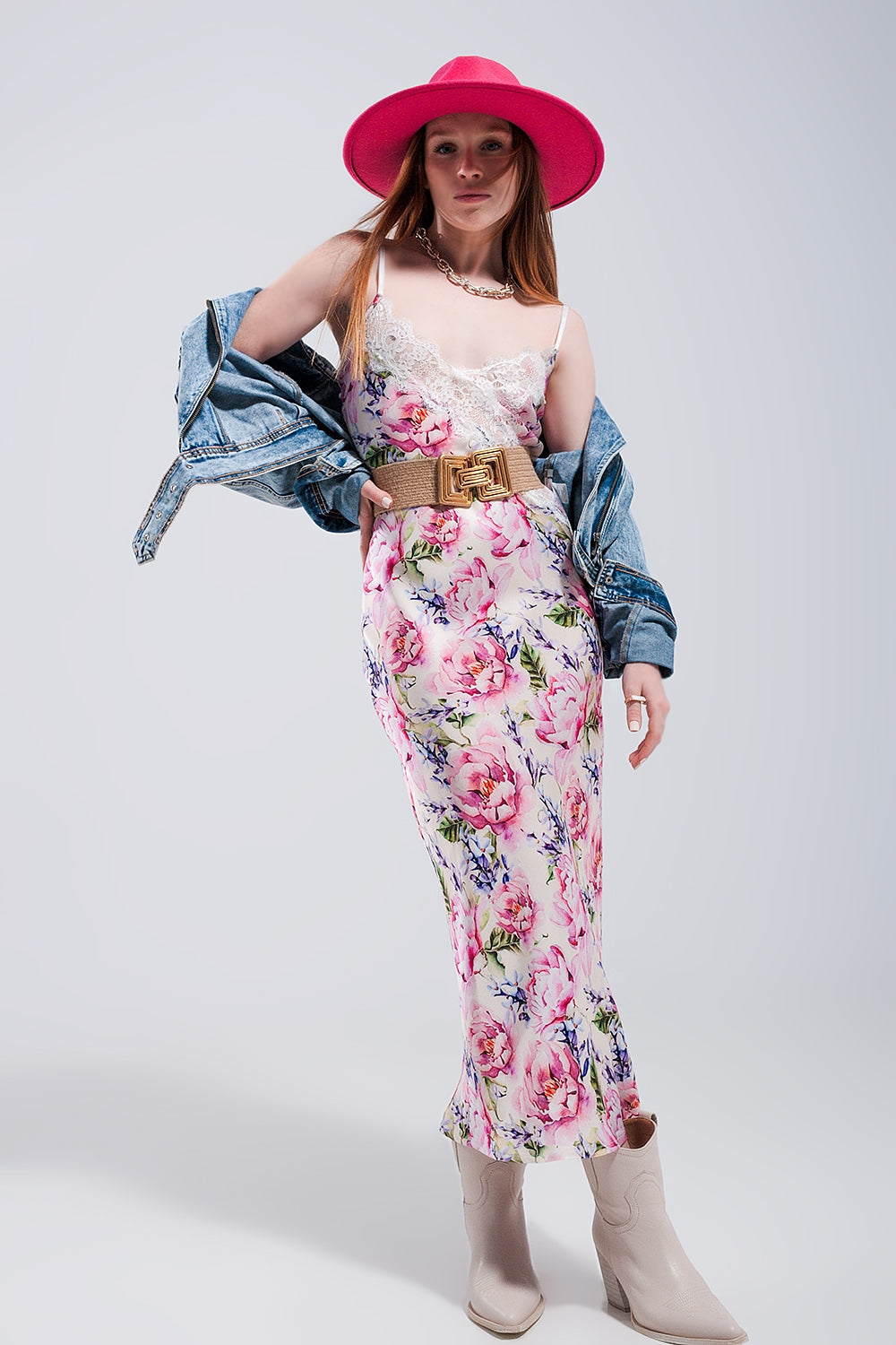 Vestido de alças com estampado de rosas e desenho decotado em cetim rosa